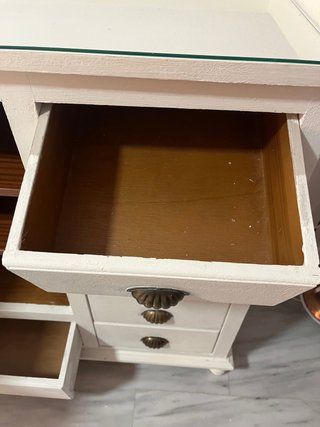 Aparador de madera con cristal y cajones