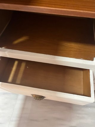 Aparador de madera con cristal y cajones