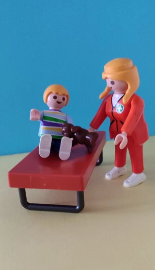 Playmobil Pediatra con Niño y Camilla