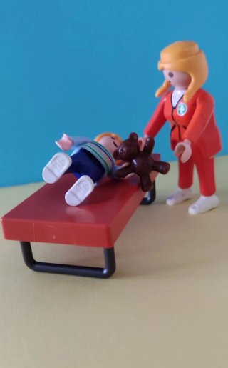 Playmobil Pediatra con Niño y Camilla