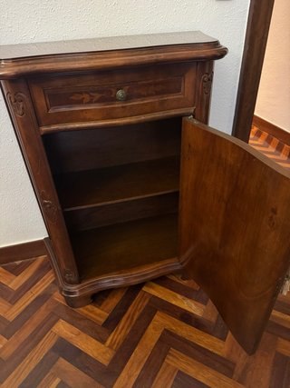 Mueble auxiliar de madera de nogal con cajón