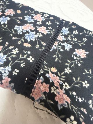 Vestido floral negro con detalles rosas y azules