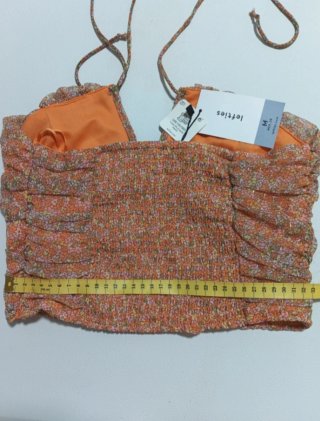 Top floral naranja con volantes