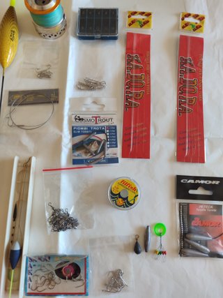 Lotto pesca: galleggianti, ami, piombi, filo