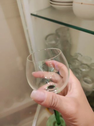 Calici in vetro verdi e trasparenti
