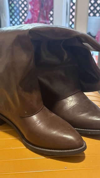 Maleta y mochila con artículos de segunda mano