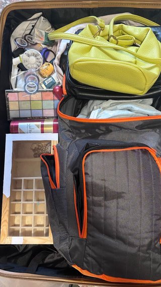 Maleta y mochila con artículos de segunda mano