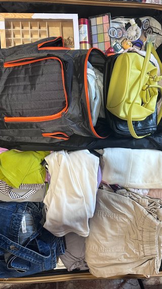Maleta y mochila con artículos de segunda mano