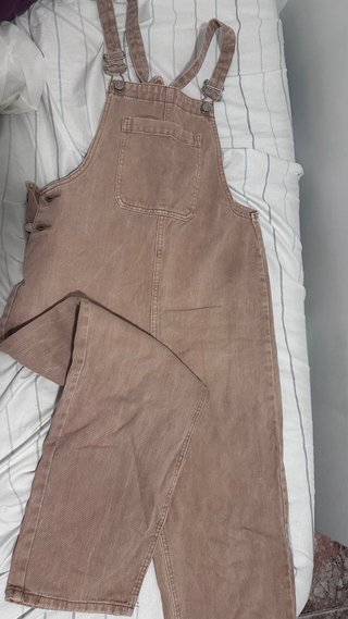 Maleta y mochila con artículos de segunda mano