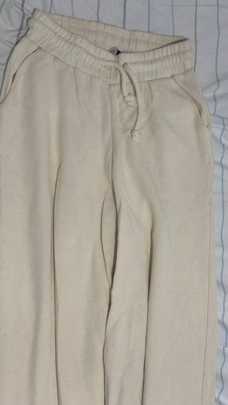 Maleta y mochila con artículos de segunda mano