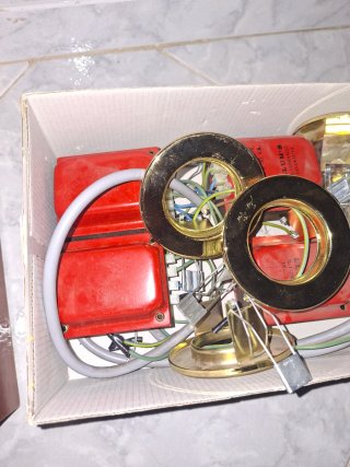 Lámparas de techo doradas y rojas