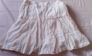 Falda vaquera estilo peto y falda ibicenca