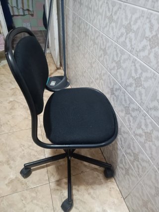 Silla de oficina negra con ruedas