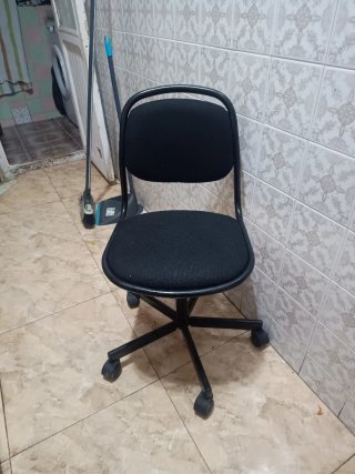 Silla de oficina negra con ruedas