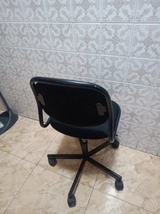 Silla de oficina negra con ruedas