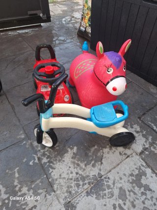 Cochecito y caballo hinchable para bebé