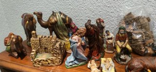 Belén de escayola pintado a mano.