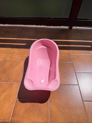 Bañera de juguete rosa con accesorios