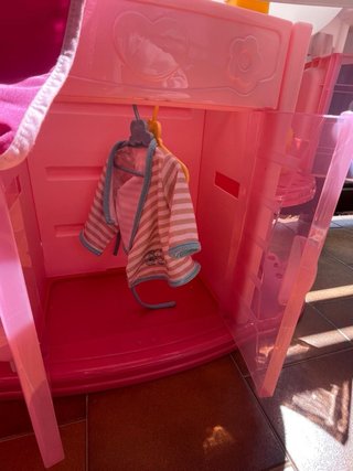 Bañera de juguete rosa con accesorios