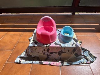 Bañera de juguete rosa con accesorios