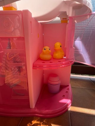 Bañera de juguete rosa con accesorios
