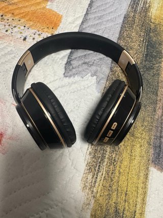 Auriculares negros y dorados  bluetooth