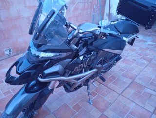 Moto Zontes T2 color negro.