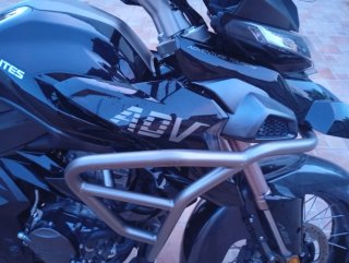 Moto Zontes T2 color negro.