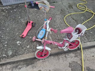 Patín rosa y bicicleta infantil