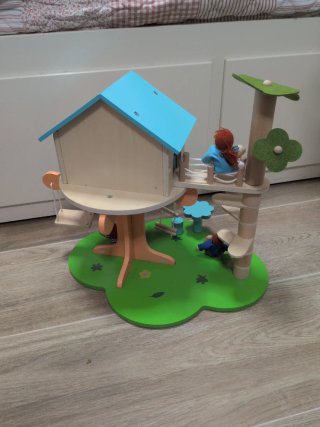 Casita del árbol de madera con muñecos