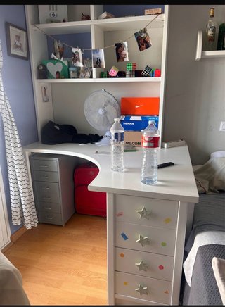 Escritorio blanco con estantería y cajones