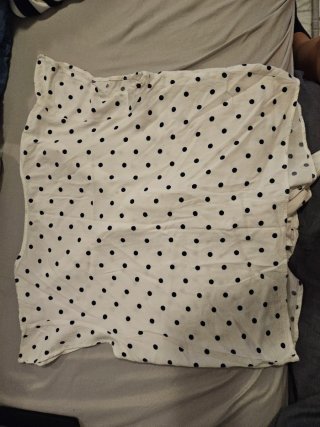 Blusa de lunares blanca y negra