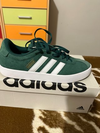 Zapatillas Adidas Verdes y Blancas como nuevas