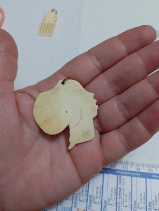 Ciondolo antico e prezioso testa profilo donna
