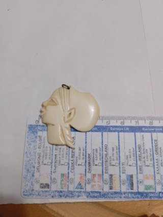 Ciondolo antico e prezioso testa profilo donna