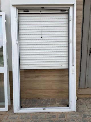 Cierre aluminio 2 hojas blanco con persiana