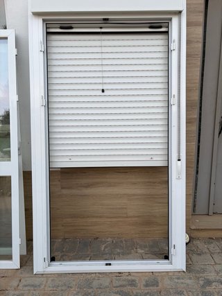 Cierre aluminio 2 hojas blanco con persiana