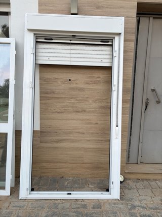 Cierre aluminio 2 hojas blanco con persiana