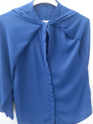 Camisa sin mangas azul, favorece a cualquiera.