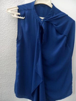 Camisa sin mangas azul, favorece a cualquiera.