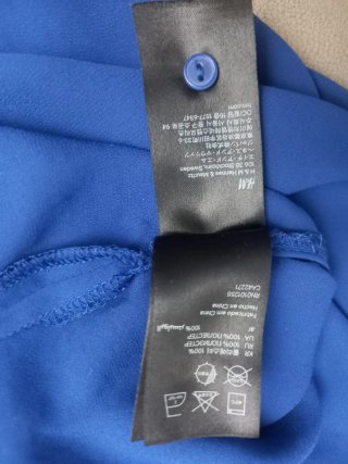 Camisa sin mangas azul, favorece a cualquiera.