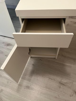 Escritorio blanco IKEA con cajón y armario