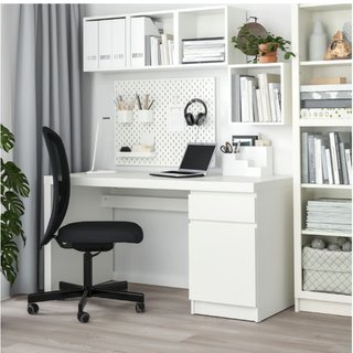 Escritorio blanco IKEA con cajón y armario