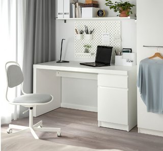 Escritorio blanco IKEA con cajón y armario