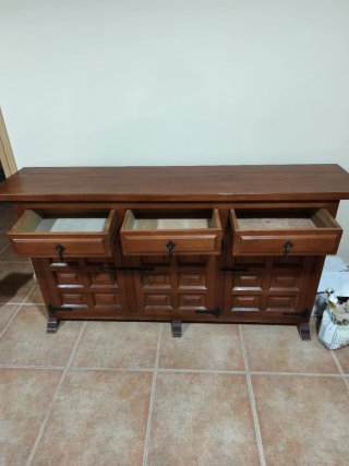 Aparador de madera con detalles metálicos