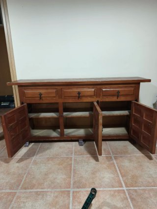 Aparador de madera con detalles metálicos