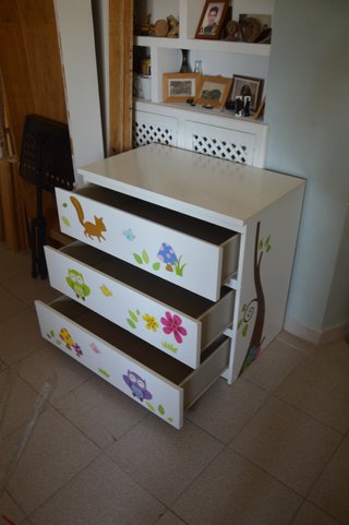Cómoda 3 cajones con adhesivos