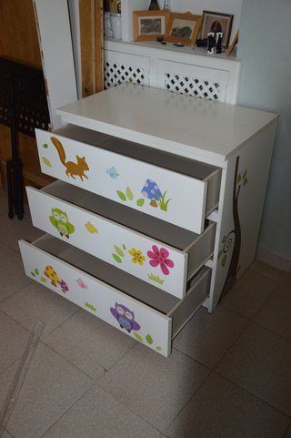 Cómoda 3 cajones con adhesivos