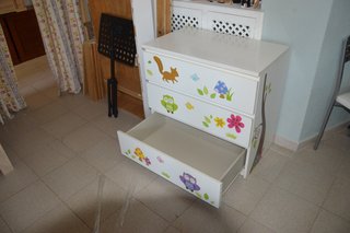 Cómoda 3 cajones con adhesivos