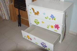 Cómoda 3 cajones con adhesivos